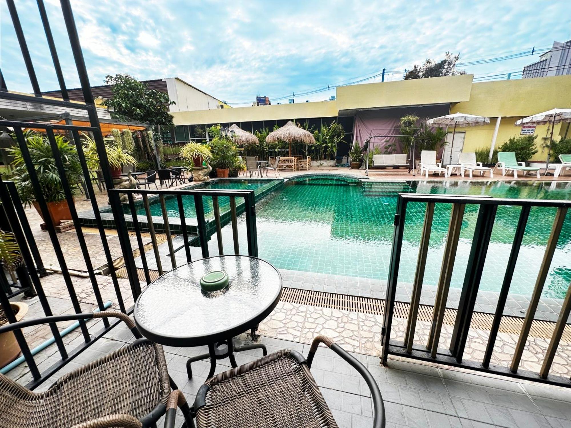 Anantra Pattaya Resort Екстериор снимка